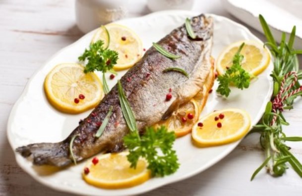 рыба запеченная с овощами и лимоном