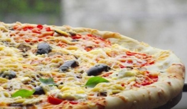 пицца с фетой и оливками