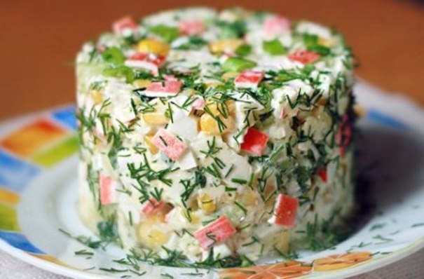 салат из крабовых палочек с огурцом и рисом