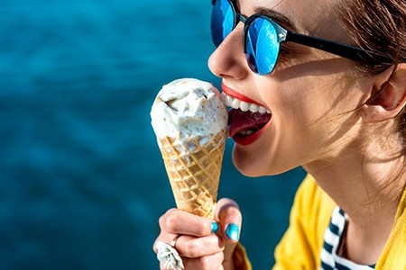 женщина ест мороженое