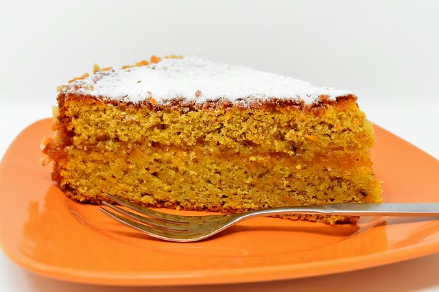 Постное меню: морковный пирог с кардамоном и изюмом