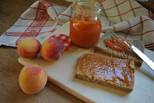 Домашние заготовки: персиковый джем с помидорами черри и корицей