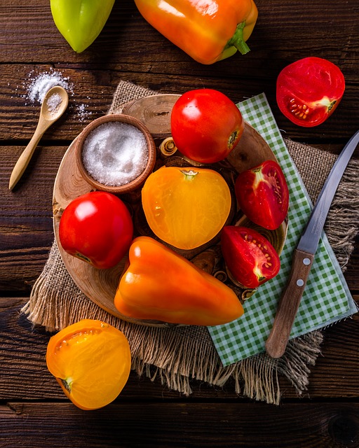 Перец со сладким луком в томатно-винном соусе